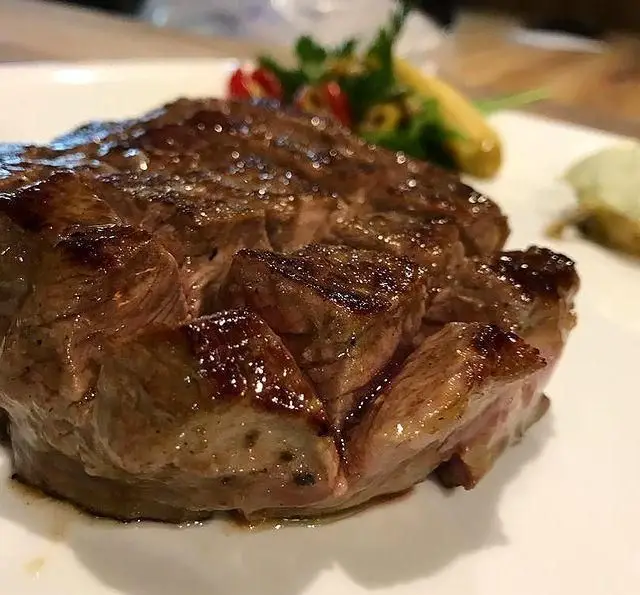 استیک آبدار و گریل‌شده در کافه رستوران مکث، با برش‌های عالی و ظاهری لذیذ، بهترین انتخاب برای یک وعده غذایی بی‌نظیر.