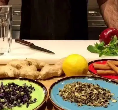 مواد اولیه تازه و طبیعی برای تهیه انواع دمنوش و نوشیدنی‌های سالم در کافه رستوران مکث: زنجبیل، لیمو، دارچین، نعناع.