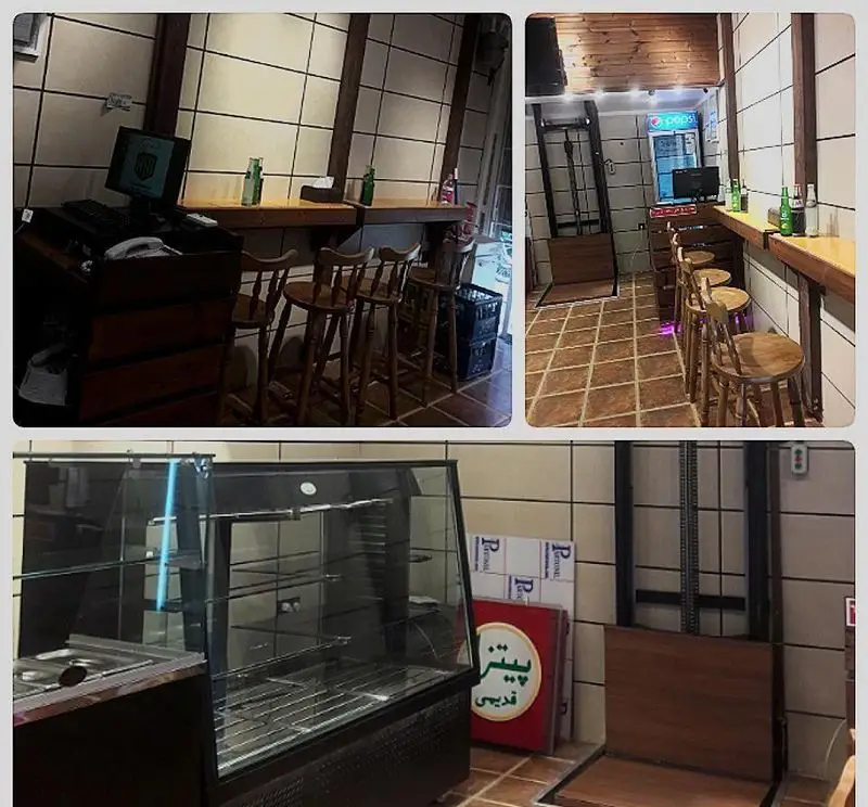 نمایی از دکوراسیون داخلی فست فود حمید و مجید شامل پیشخوان چوبی، صندلی‌های راحت، سیستم سفارش و ویترین غذاهای آماده.