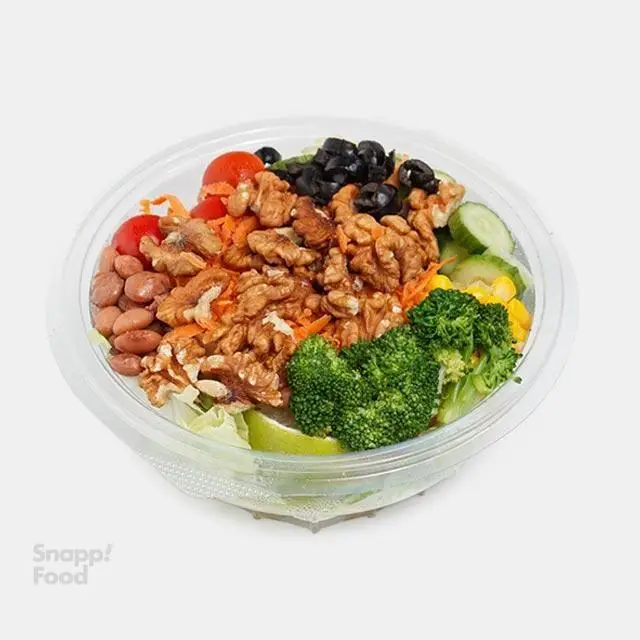 سالاد رژیمی وگان پرو کالری (سعادت آباد) با گردو، لوبیا قرمز، زیتون، گوجه گیلاسی، خیار، ذرت، بروکلی و هویج تازه؛ انتخابی سالم و مقوی.