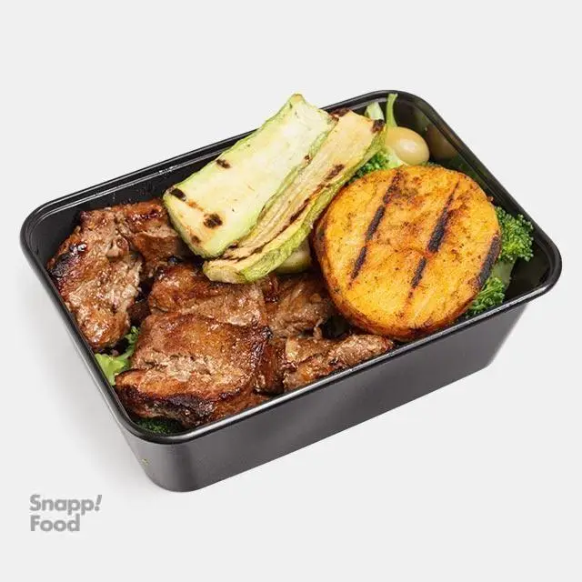 بشقاب رژیمی پرو کالری سعادت آباد: گوشت گریل شده، کدو و سیب زمینی شیرین کبابی، بروکلی تازه. یک وعده سالم برای تحویل آنلاین از پرو کالری.