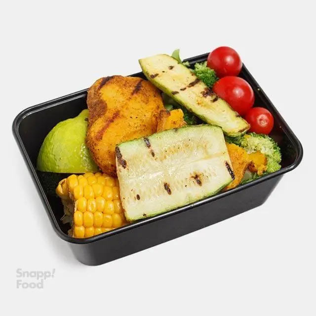 غذای رژیمی و سالم از پرو کالری سعادت آباد: سینه مرغ گریل شده، کدو، ذرت، کدو حلوایی، لیمو، گوجه گیلاسی و بروکلی در ظرف.