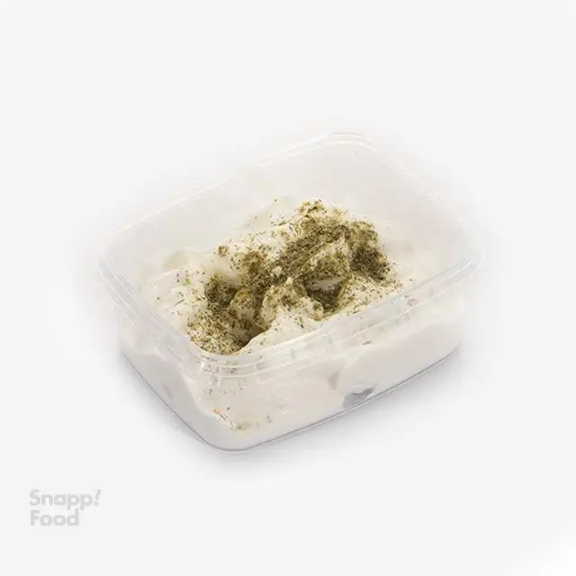 لبنه یا ماست غلیظ سفید با پودر سبزی خشک، چاشنی رژیمی و سالم در ظرف پلاستیکی از پرو کالری سعادت آباد.