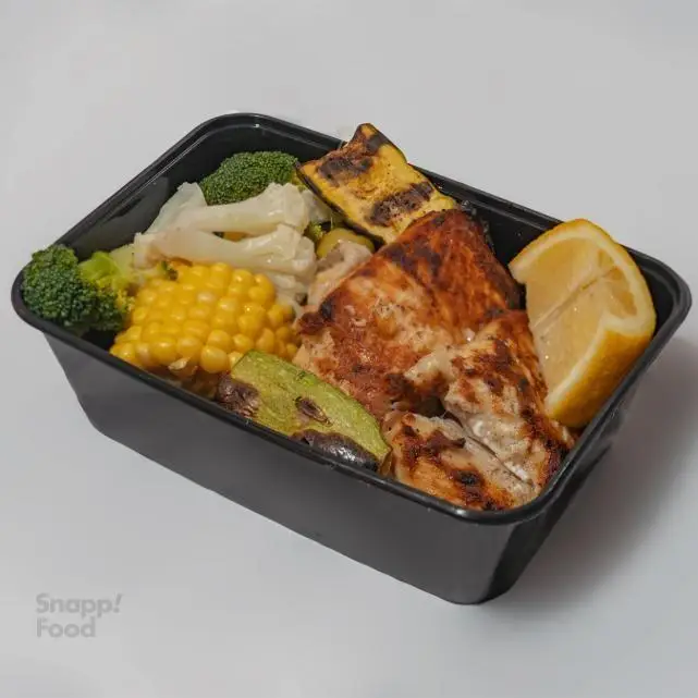 وعده غذایی سالم پرو کالری (سعادت آباد) شامل مرغ گریل، ذرت، بروکلی، گل کلم، کدو سبز و لیمو. غذای رژیمی و تازه.