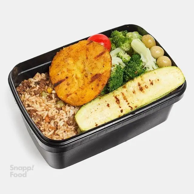 باکس غذای رژیمی پرو کالری سعادت آباد شامل برنج و گوشت چرخ کرده، پتی کبابی، کدو گریل و کلم بروکلی تازه. مناسب رژیم.