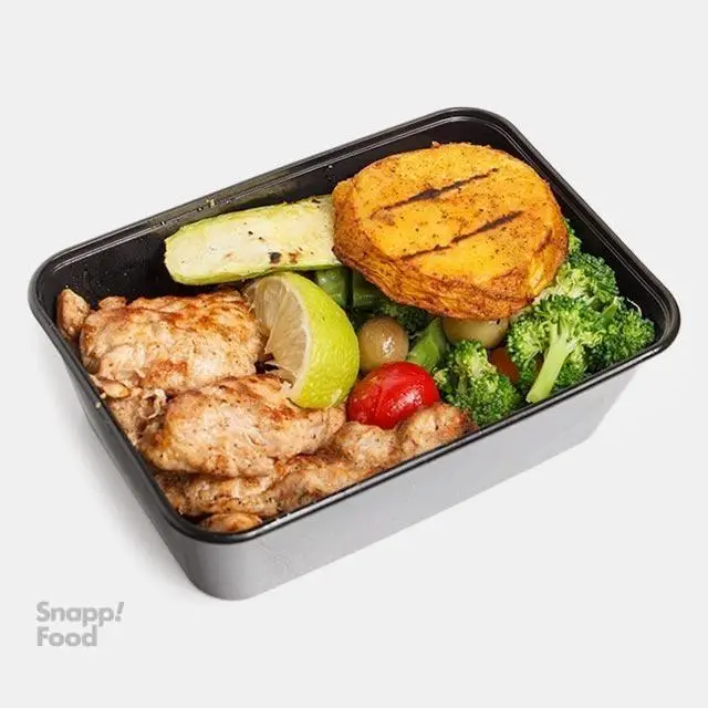 کترینگ پرو کالری سعادت آباد: باکس غذای سالم با مرغ گریل، سیب زمینی شیرین، کدو و بروکلی. غذای رژیمی و تازه.