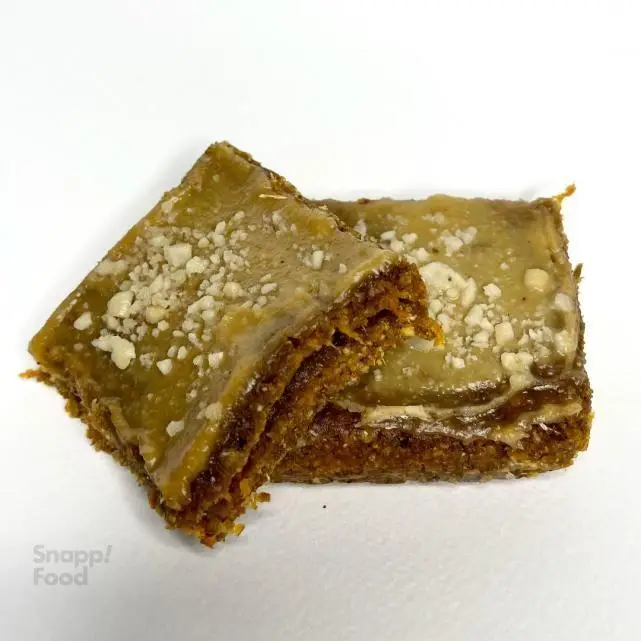 دو تکه دسر لایه‌ای مغذی با روکش کرم و تزیین، از پرو کالری (سعادت آباد)؛ گزینه‌ای سالم و انرژی‌بخش برای برنامه غذایی شما.