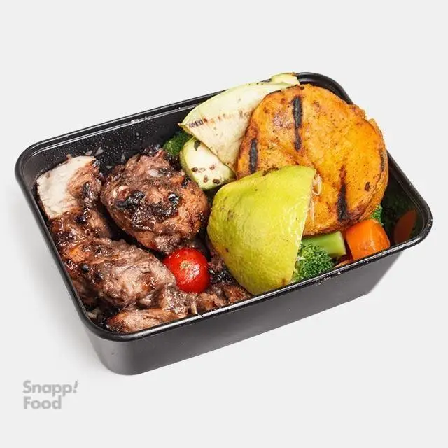 پرو کالری سعادت آباد: غذای رژیمی شامل کباب گریل شده (مرغ/گوشت)، سیب زمینی شیرین، کدو سبز، فلفل دلمه، بروکلی و هویج.