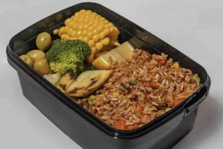 پرو کالری سعادت آباد: باکس غذای رژیمی کامل با برنج قهوه‌ای و سبزیجات (بروکلی، ذرت، زیتون، لیمو)، انتخابی عالی برای رژیم غذایی سالم.