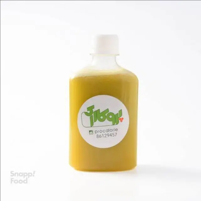 بطری نوشیدنی زردرنگ پروکالری (سعادت آباد) با برچسب برند و شماره 86129457، محصولی سالم و رژیمی موجود در اسنپ فود.