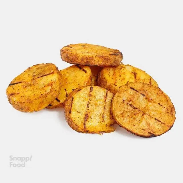 برش‌های طلایی سیب زمینی گریل شده با رد گریل و ادویه، یک گزینه سالم و رژیمی از پرو کالری سعادت آباد برای کنار غذا.