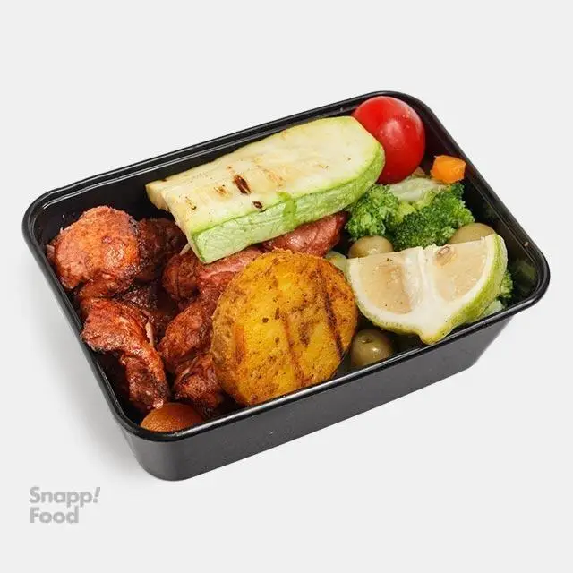 باکس غذای رژیمی پرو کالری سعادت آباد شامل مرغ گریل، کدو، سیب زمینی، بروکلی، گوجه، زیتون و لیمو. غذای سالم و آماده.