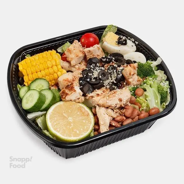 سالاد مرغ گریل پرو کالری سعادت آباد با ذرت، زیتون، خیار، لیمو، بروکلی و لوبیا چیتی، غذای رژیمی و سالم مناسب برای ورزشکاران.