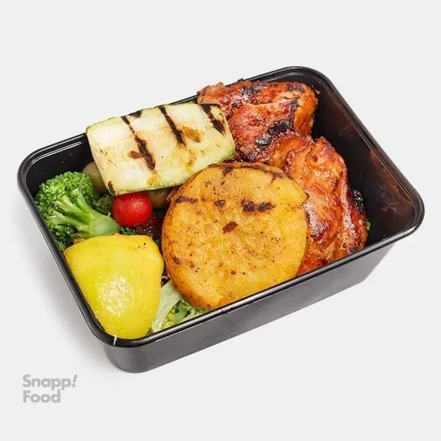 باکس غذای رژیمی پرو کالری سعادت آباد شامل مرغ و سبزیجات گریل شده (کدو و سیب زمینی)، بروکلی و لیمو در ظرف بیرون بر مشکی.