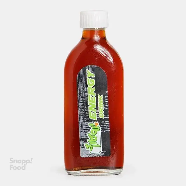 تصویر بطری شیشه‌ای نوشیدنی انرژی‌زا برند جیکار (Jikar) با مایع قرمز قهوه‌ای، موجود در پرو کالری سعادت آباد.