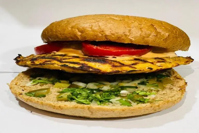 ساندویچ مرغ گریل سالم و رژیمی از پرو کالری سعادت آباد. شامل فیله مرغ با نان جو، گوجه، سس و ترکیبی از سبزیجات تازه.