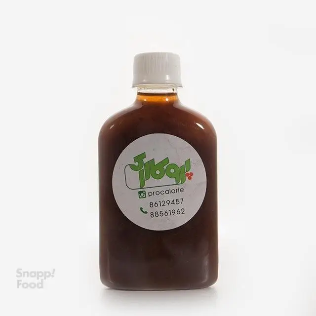 بطری کوچک سس یا نوشیدنی رژیمی پرو کالری (سعادت آباد) با برچسب سفید دایره‌ای حاوی لوگو، شناسه اینستاگرام و شماره تماس.