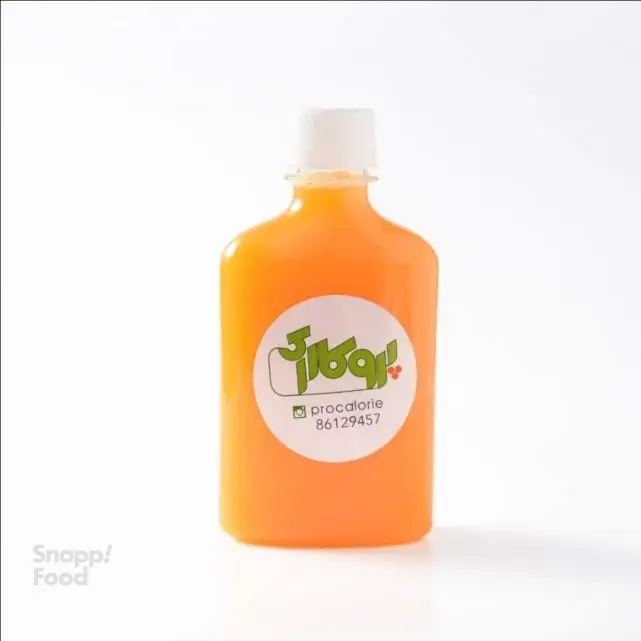 آب پرتقال طبیعی و مقوی پرو کالری سعادت آباد، در بطری شفاف با لیبل حاوی نام کسب و شماره تماس.