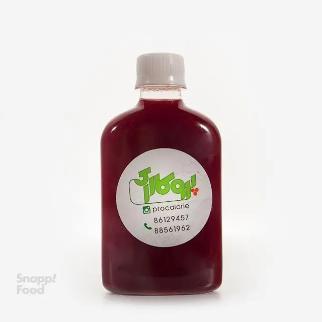 تصویر بطری نوشیدنی قرمز تیره پرو کالری (سعادت آباد) با درپوش سفید و لیبل حاوی اطلاعات تماس، قابل سفارش در اسنپ فود.