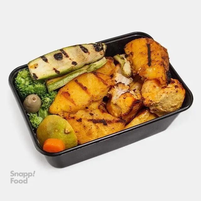 یک وعده غذای سالم و رژیمی پرو کالری (سعادت آباد) شامل تکه های مرغ گریل شده، کدو، بروکلی و زیتون در ظرف مشکی.