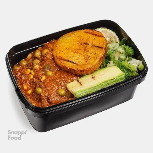 وعده غذای رژیمی پرو کالری سعادت آباد: خوراک گوشت چرخ کرده با نخود و ذرت، سیب زمینی و کدو کبابی، بروکلی در ظرف مشکی