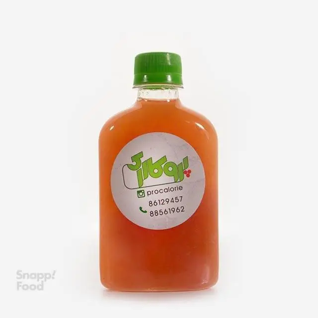 بطری شفاف نوشیدنی پرتقالی پرو کالری سعادت آباد، حاوی آبمیوه یا اسموتی سالم و رژیمی با لیبل سبز و سفید.