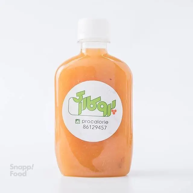 بطری نوشیدنی اسموتی نارنجی پرو کالری سعادت آباد، مناسب رژیم و غذای سالم. آبمیوه تازه در بطری شفاف با لیبل پروکالری.