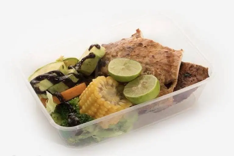 غذای سالم و رژیمی پرو کالری سعادت آباد: شامل پروتئین، آووکادو، ذرت، بروکلی و سبزیجات تازه. وعده کامل و آماده.