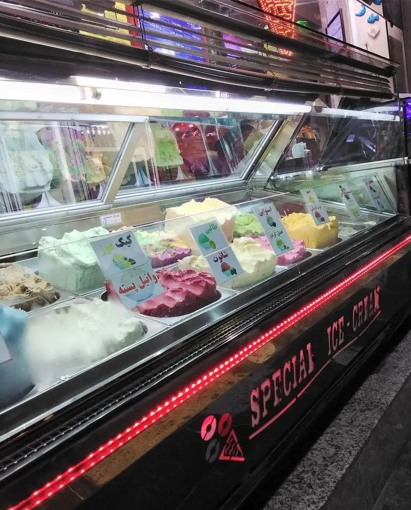 عکس ویترین شیک بستنی مسعود، پر از انواع طعم‌های تازه و لذیذ بستنی سنتی، سوربت و دسر خنک با کیفیت بی‌نظیر برای مشتریان.