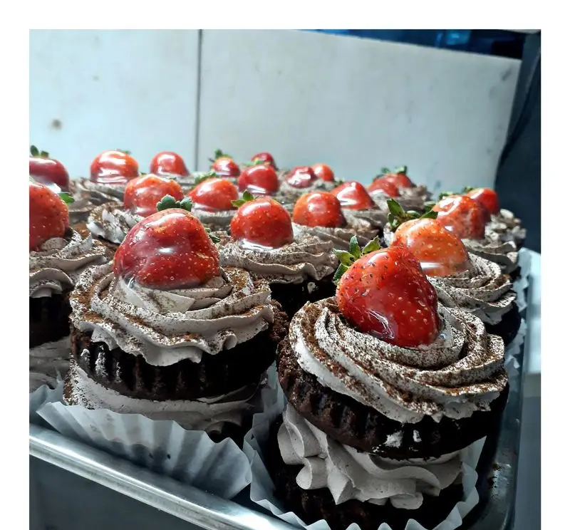 کاپ کیک‌های شکلاتی با کرم غلیظ، پودر کاکائو و توت فرنگی تازه و آبدار. دسری جذاب از شیرینی سرای پــدر برای هر مناسبت.