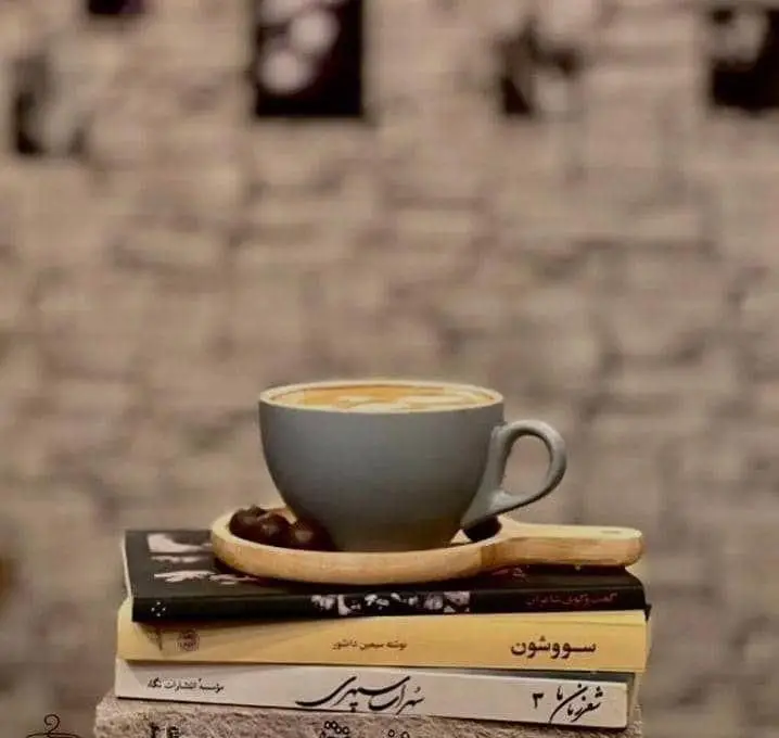 لذت نوشیدن قهوه تخصصی کافه رز در فضایی دنج، دلنشین و آرام، با مجموعه‌ای از کتاب‌ها برای مطالعه و کسب آرامش