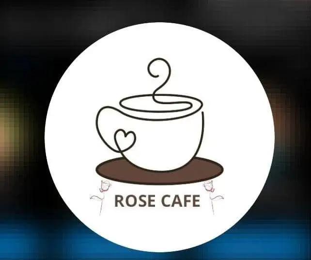 لوگو کافه رز با طرح فنجان قهوه دارای دسته قلب، بخار بالا رونده، دیسک قهوه و نام "ROSE CAFE" با نماد گل رز برای برندسازی.