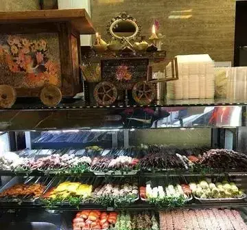 دیسپلی جذاب انواع کباب‌های جگر، دل، قلوه و چنجه تازه در جگرکی سلام جیگر، به همراه سیخ‌های آماده و تزیینات سنتی