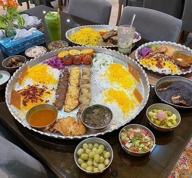 لذت طعم اصیل غذای ایرانی در رستوران برکتی شعبه ۲. سینی مجلل کباب، پلو، خورشت قورمه سبزی و فسنجان با مخلفات متنوع.