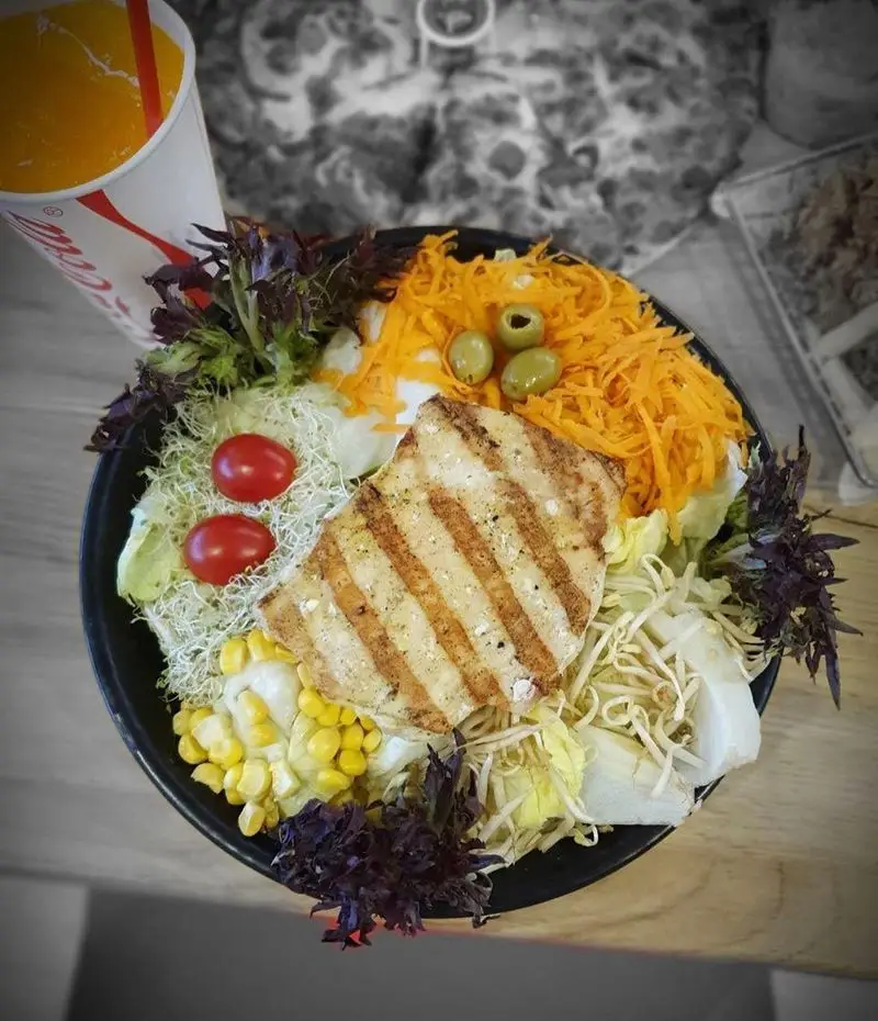 سالاد ویژه جیکی بیف: ترکیبی از فیله مرغ گریل شده، سبزیجات تازه شامل کاهو، هویج، ذرت، زیتون و گوجه. انتخابی سالم و کامل.