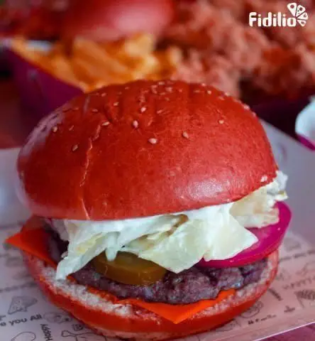 برگر خوشمزه جیکی بیف با نان قرمز خاص، پتی گوشت تازه، پنیر، کاهو، خیارشور و سس مخصوص. یک انتخاب لذیذ برای عاشقان فست فود.