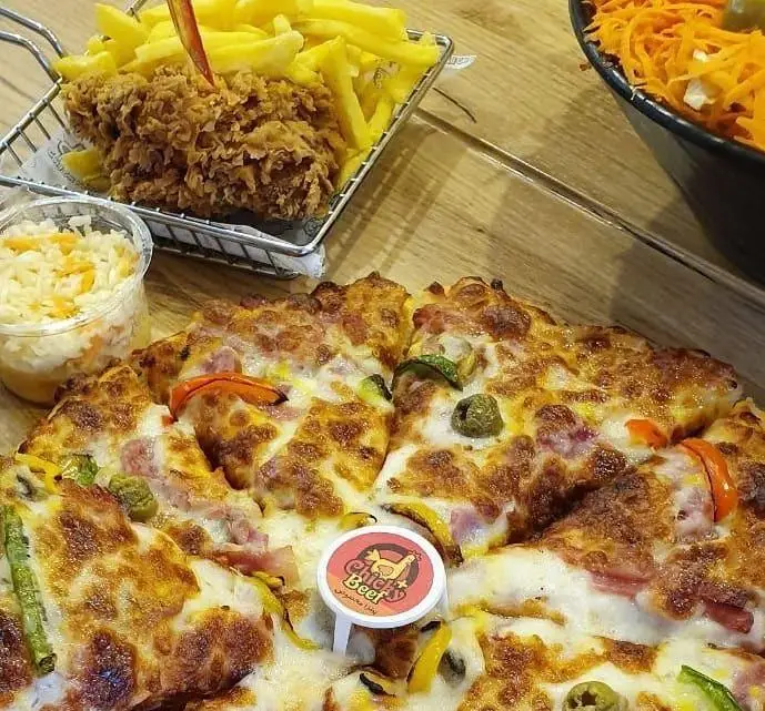 پیتزا خوشمزه جیکی بیف با مرغ سوخاری، سیب زمینی، کلم سالاد و سالاد تازه، انتخابی عالی برای دوستداران فست فود