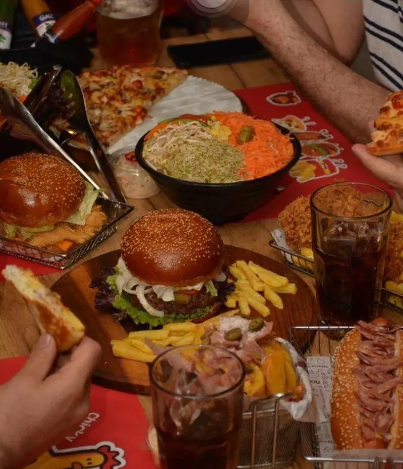 تنوع منوی جیکی بیف: برگرهای ویژه، هات داگ پرملات، سیب زمینی و پیتزا در یک دورهمی شاد. تجربه‌ای خوشمزه از فست فود.