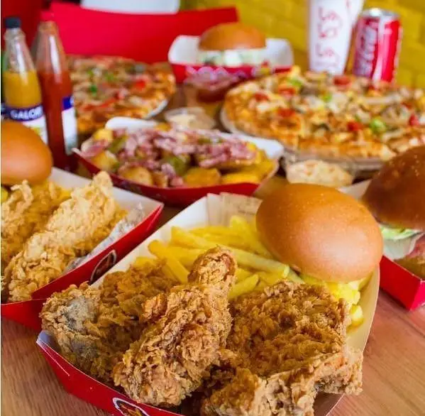 ضیافت فست فود جیکی بیف: مرغ سوخاری ترد، پیتزاهای لذیذ، همبرگرهای آبدار و سیب زمینی سرخ کرده طلایی.