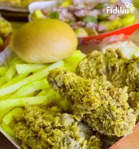 تصویری از بشقاب فست فود جیکی بیف: مرغ سوخاری ترد و خوش‌رنگ، سیب زمینی سرخ کرده و نان برگر لذیذ.