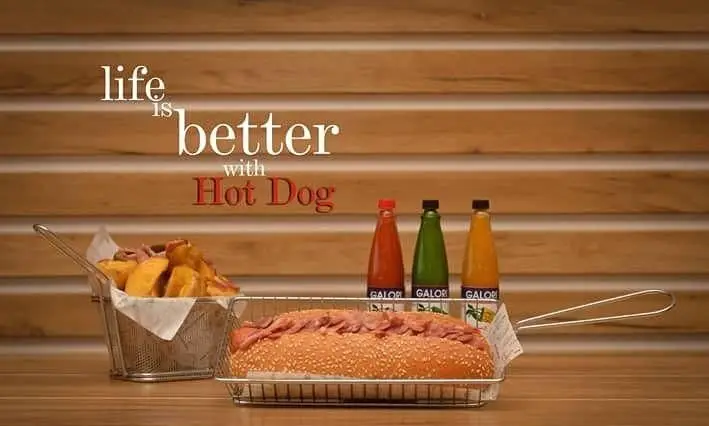 هات داگ ویژه جیکی بیف با مخلفات، نان کنجدی، سیب زمینی سرخ کرده و سس‌های گالور. بهترین فست فود برای تجربه طعم بی‌نظیر.