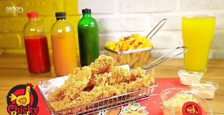 تصویری جذاب از منوی چیکی بیف: مرغ سوخاری طلایی، سیب زمینی سرخ کرده با سس، نوشیدنی‌های تازه و دیپ‌های لذیذ آماده سرو.