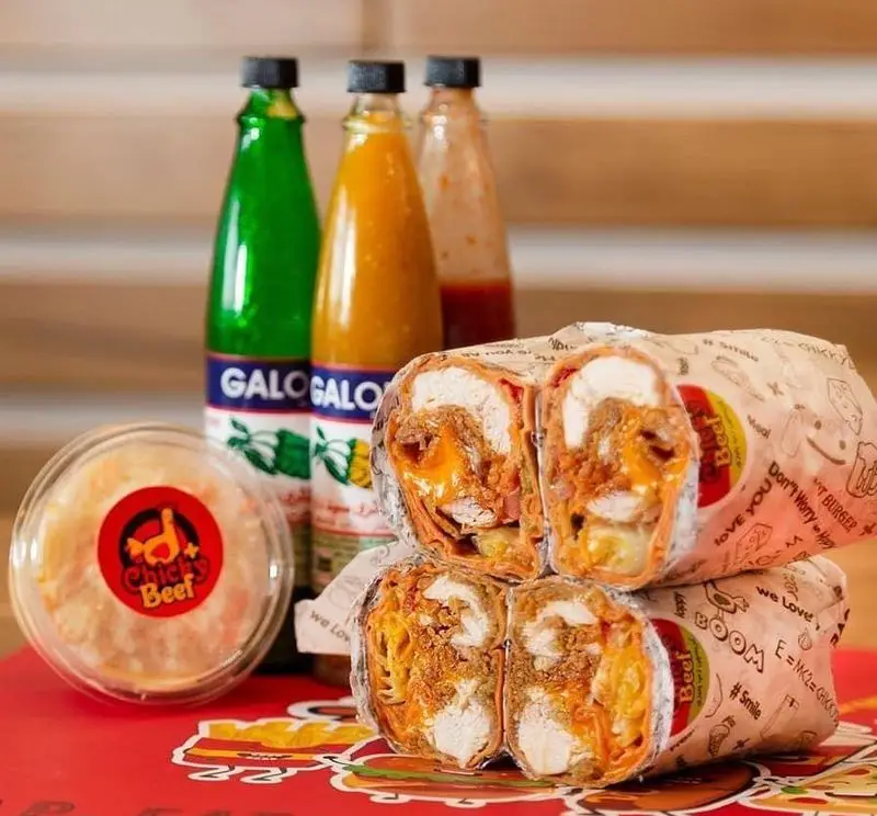 ساندویچ رپ مرغ سوخاری چیکی بیف با سس پنیر و سس‌های گالوگالو، همراه با سالاد کلم در بسته‌بندی برند.