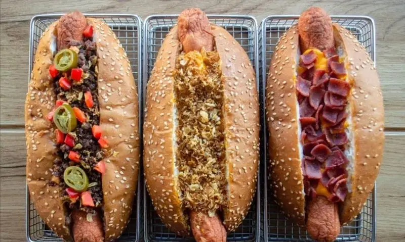 سه هات‌داگ لذیذ و متنوع ژیکی بیف در نان کنجدی: هات‌داگ با گوشت، فلفل و هالوپینو؛ هات‌داگ با پیاز سوخاری؛ و هات‌داگ با پنیر و بیکن.