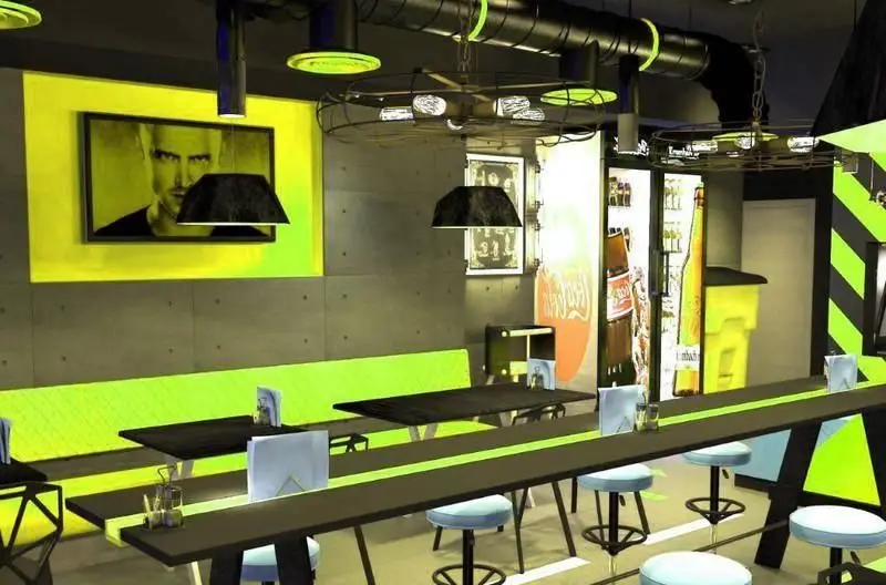 دکوراسیون داخلی کافه و بار RAMCY با تم رنگی سبز نئون، شامل نیمکت‌ها، کانتر بار، نورپردازی صنعتی و تابلوهای دیواری.