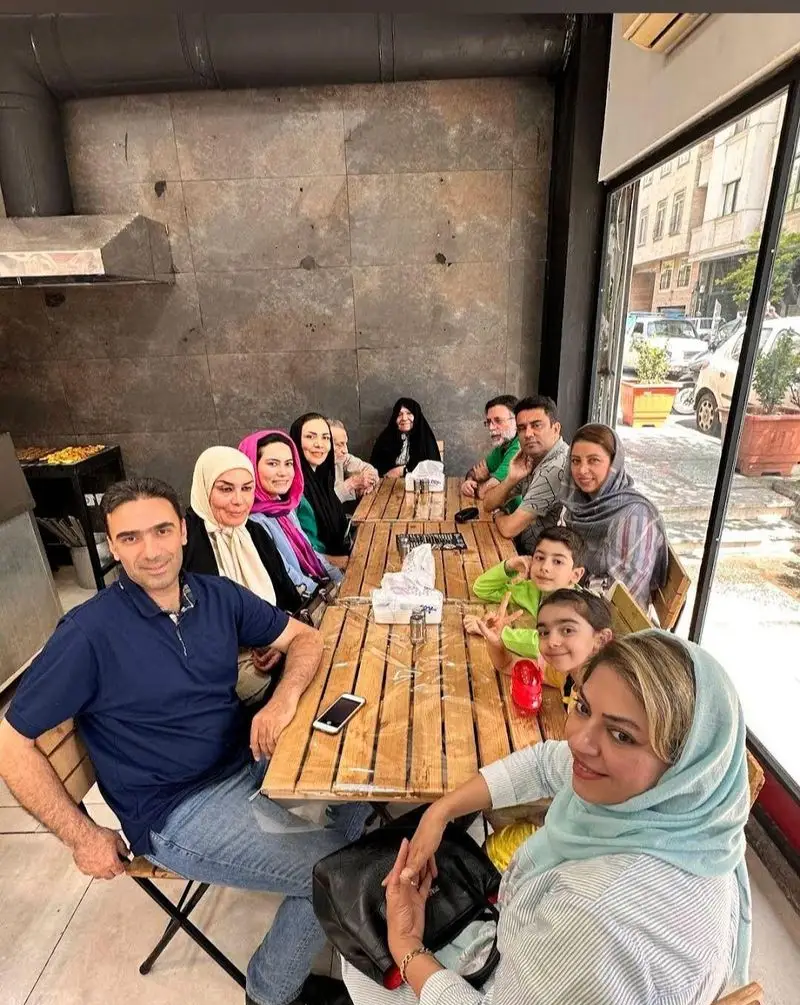 دورهمی شاد و خانوادگی در کباب خانه ایرانی با طعم اصیل کباب. لذت غذاهای خوشمزه و محیط دلنشین را تجربه کنید.