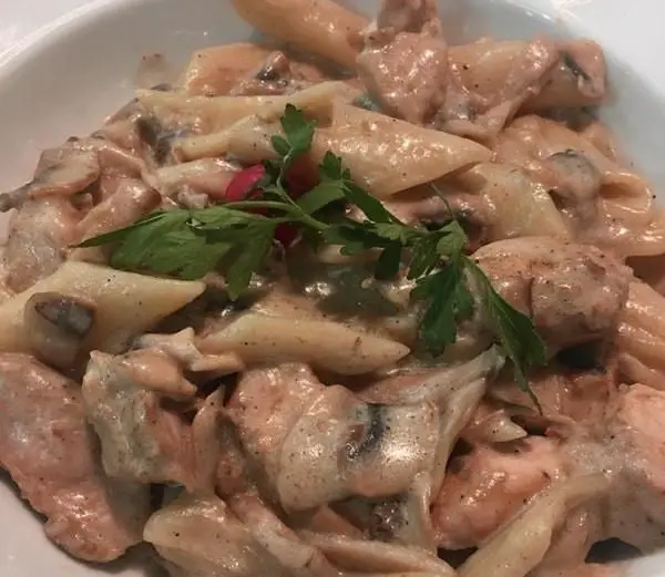 پاستای آلفردو یا پنه مرغ و قارچ با سس خامه ای و تزئین جعفری، یک انتخاب عالی از منوی فست فود ویست فود.