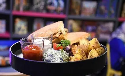 نمایی نزدیک از ساندویچ، سیب زمینی تنوری، سس و دیپ خوشمزه سرو شده در کافه رستوران الک دولک، انتخابی عالی برای یک وعده غذایی