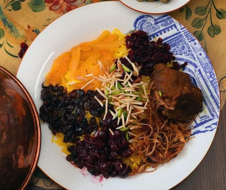 پلو مجلسی کافه رستوران وکیل التجار: برنج زعفرانی، گوشت، زرشک، خلال بادام و پسته، پرتقال، کشمش و پیاز داغ.