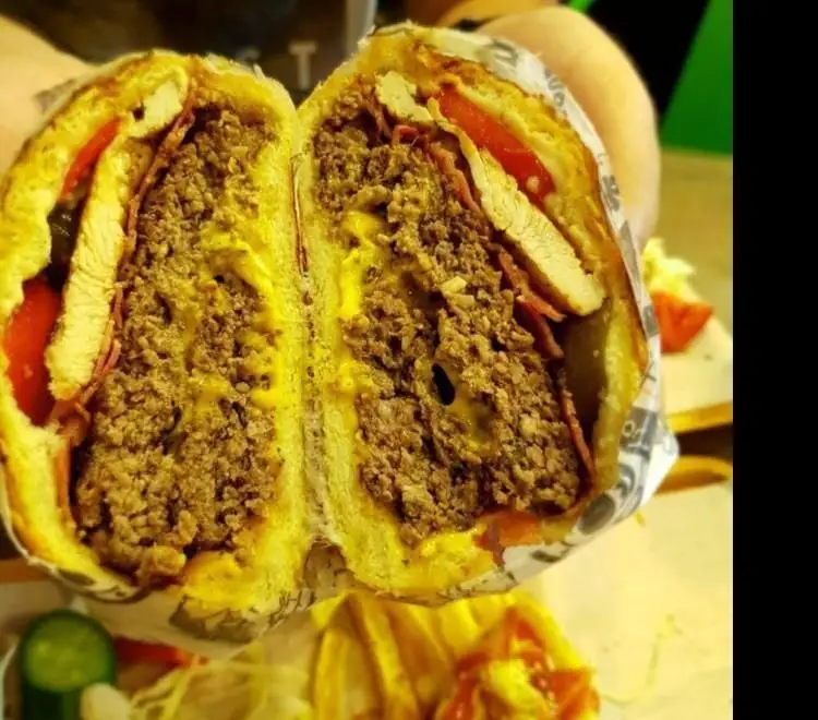 برگر پرملات ریبار برگر با ترکیبی از گوشت چرخ کرده، مرغ گریل، پنیر آب شده و گوجه فرنگی تازه. ساندویچی خوشمزه برای فست فود